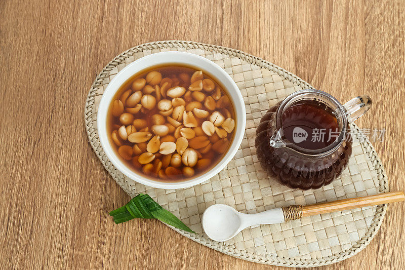 Wedang Kacang是一种传统的印尼草本饮料，由花生制成